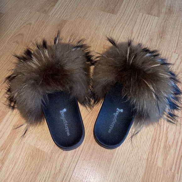 Raccoon faux fur slippers - Picture 2 of 3